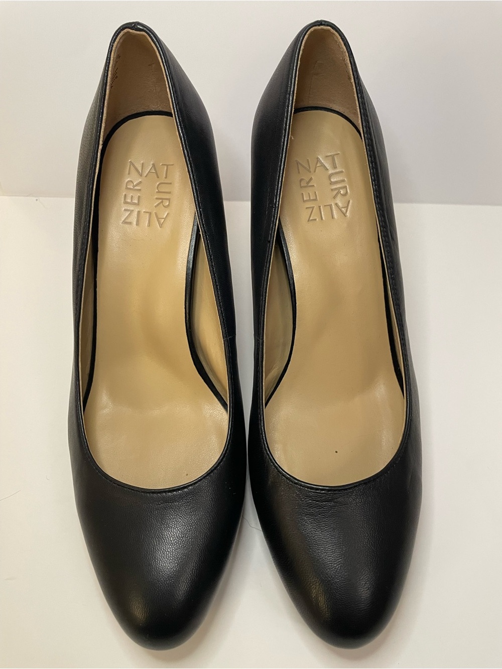 Naturalizer Black Leather Rounded Toe Pump